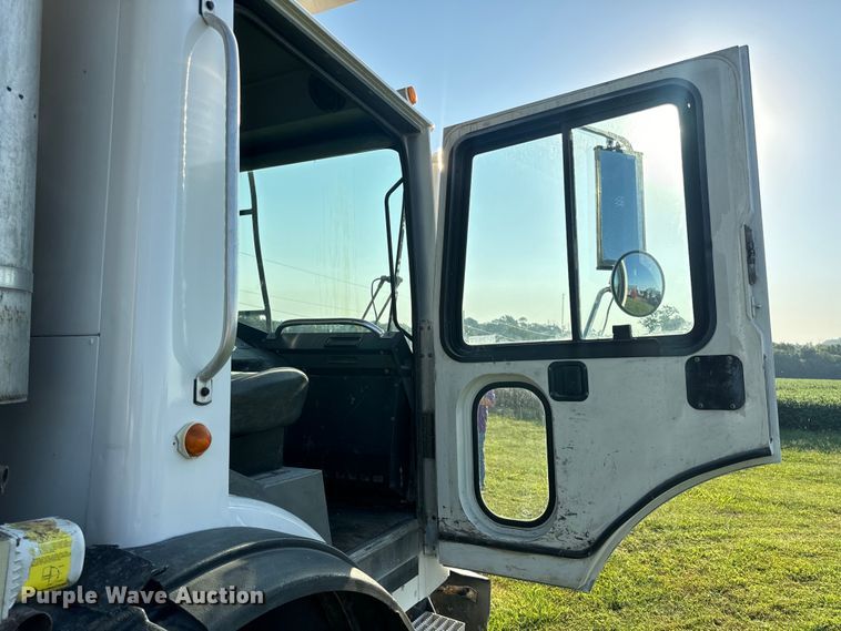 image for item DP6687 2004 Mack MR688S refuse truck