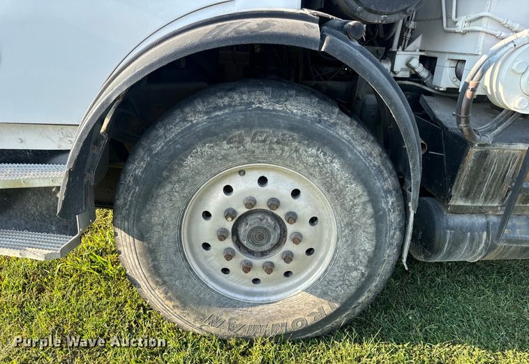 image for item DP6687 2004 Mack MR688S refuse truck