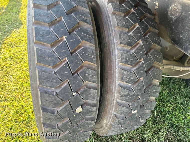 image for item DP6687 2004 Mack MR688S refuse truck