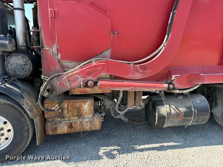 image for item DP6695 2006 Mack MR688S refuse truck