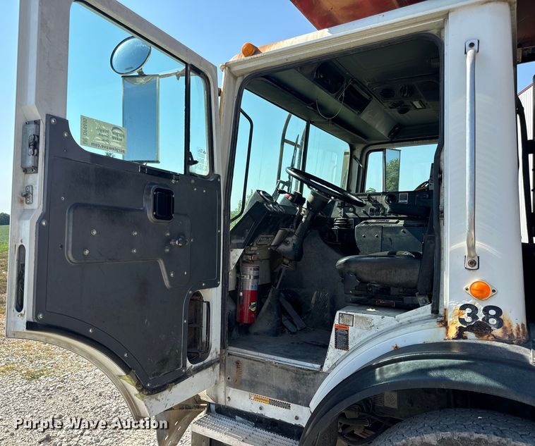 image for item DP6695 2006 Mack MR688S refuse truck