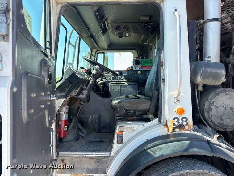 image for item DP6695 2006 Mack MR688S refuse truck