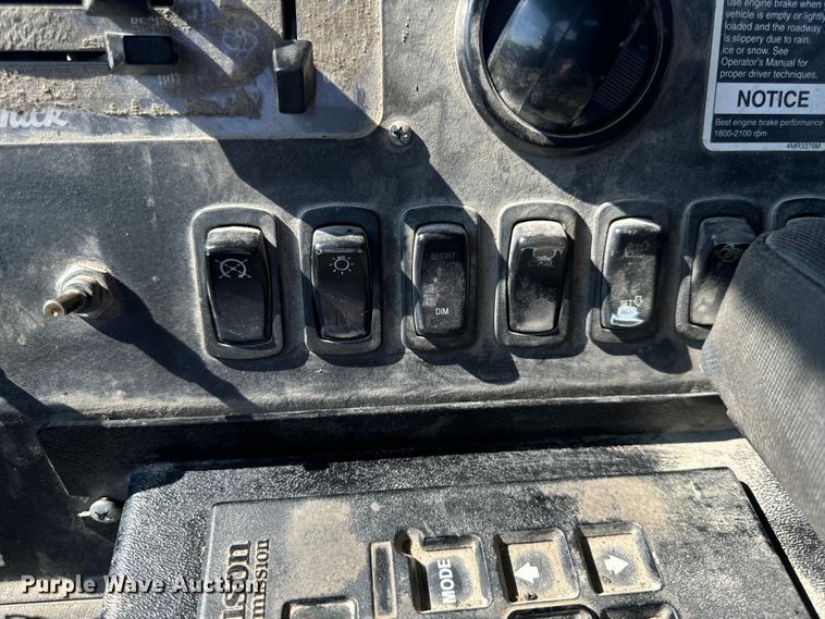 image for item DP6695 2006 Mack MR688S refuse truck