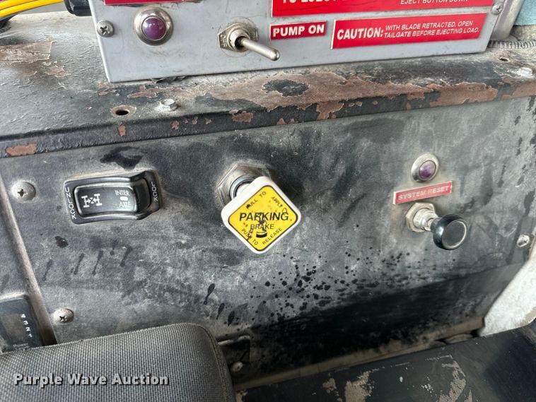 image for item DP6695 2006 Mack MR688S refuse truck