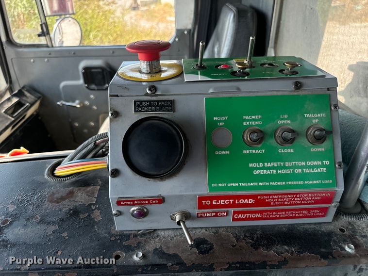 image for item DP6695 2006 Mack MR688S refuse truck