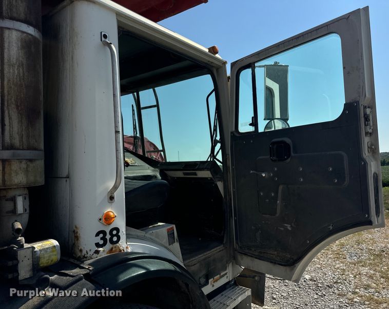 image for item DP6695 2006 Mack MR688S refuse truck