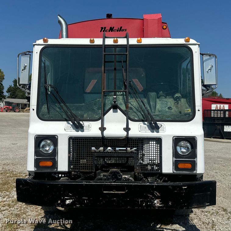 image for item DP6696 2004 Mack MR688 refuse truck