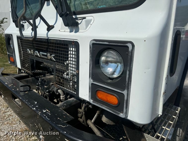 image for item DP6696 2004 Mack MR688 refuse truck