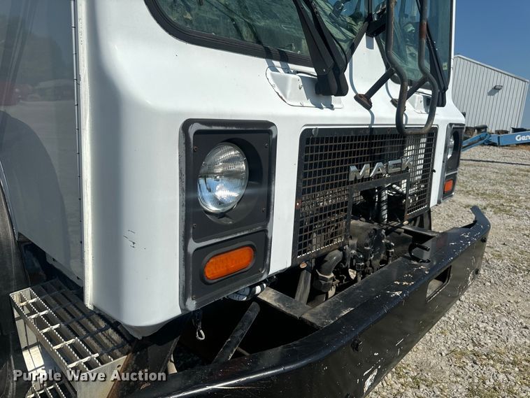 image for item DP6696 2004 Mack MR688 refuse truck