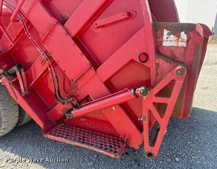 image for item DP6696 2004 Mack MR688 refuse truck