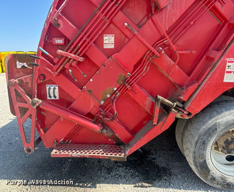 image for item DP6696 2004 Mack MR688 refuse truck