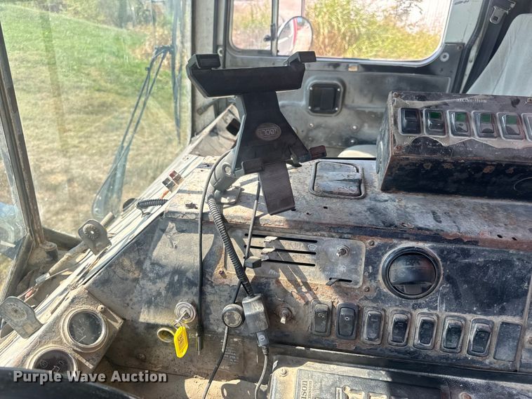 image for item DP6696 2004 Mack MR688 refuse truck