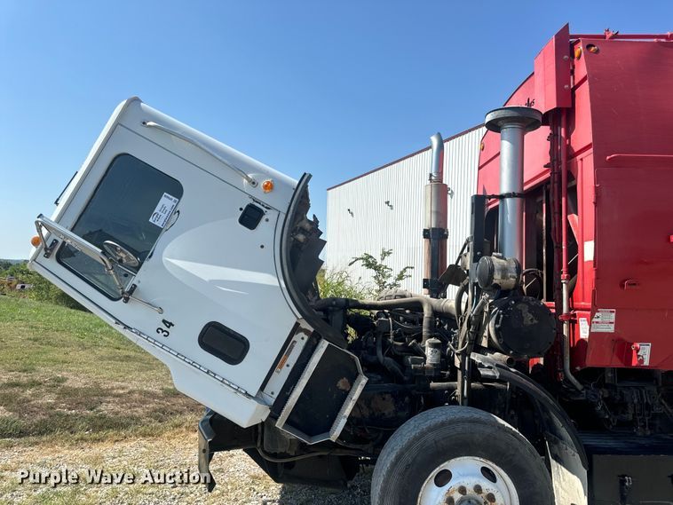 image for item DP6696 2004 Mack MR688 refuse truck