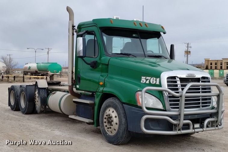 image for item DQ6058 2015 Freightliner Cascadia semi truck