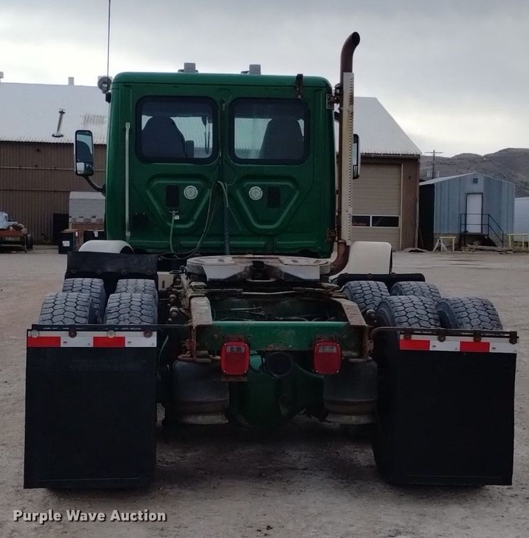 image for item DQ6058 2015 Freightliner Cascadia semi truck