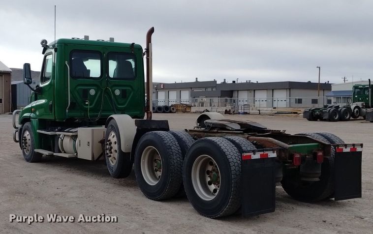 image for item DQ6058 2015 Freightliner Cascadia semi truck