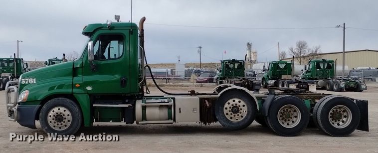 image for item DQ6058 2015 Freightliner Cascadia semi truck