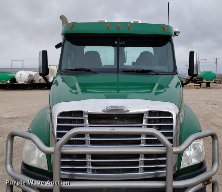 image for item DQ6058 2015 Freightliner Cascadia semi truck