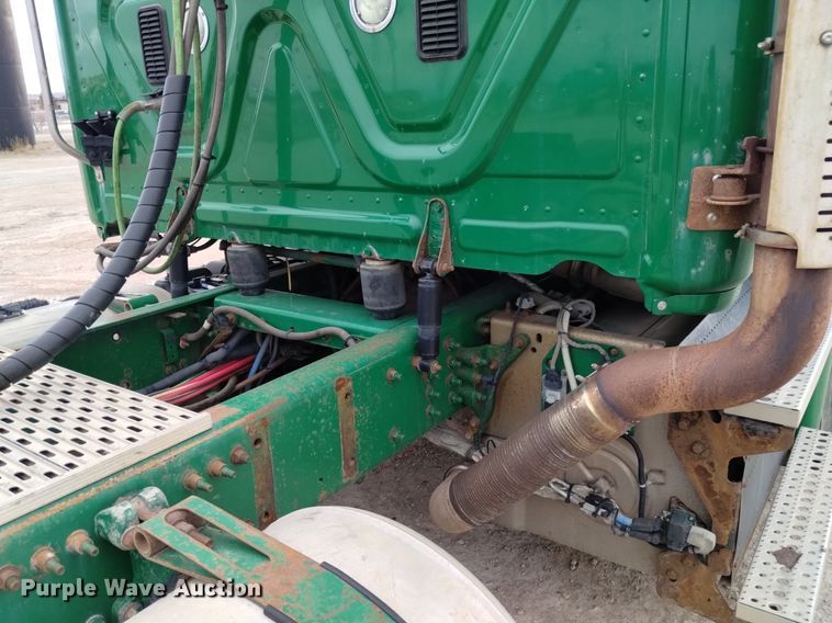 image for item DQ6058 2015 Freightliner Cascadia semi truck