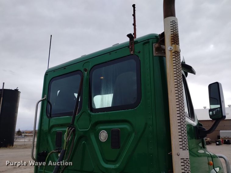 image for item DQ6058 2015 Freightliner Cascadia semi truck