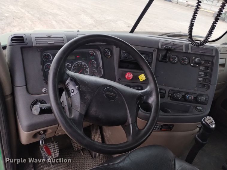 image for item DQ6058 2015 Freightliner Cascadia semi truck