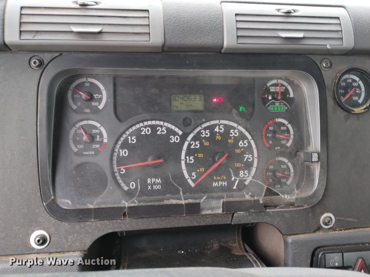 image for item DQ6058 2015 Freightliner Cascadia semi truck