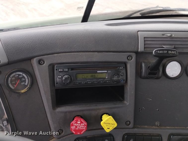 image for item DQ6058 2015 Freightliner Cascadia semi truck