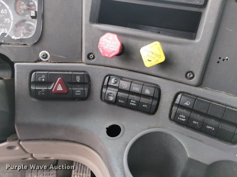 image for item DQ6058 2015 Freightliner Cascadia semi truck