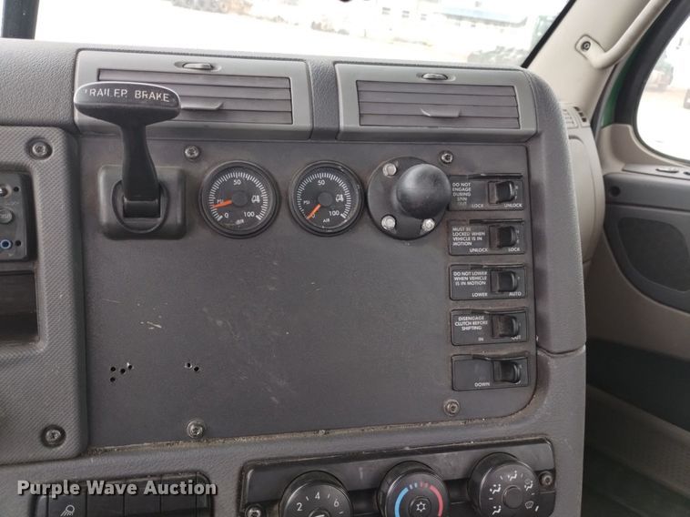 image for item DQ6058 2015 Freightliner Cascadia semi truck