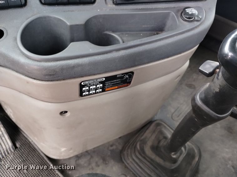 image for item DQ6058 2015 Freightliner Cascadia semi truck