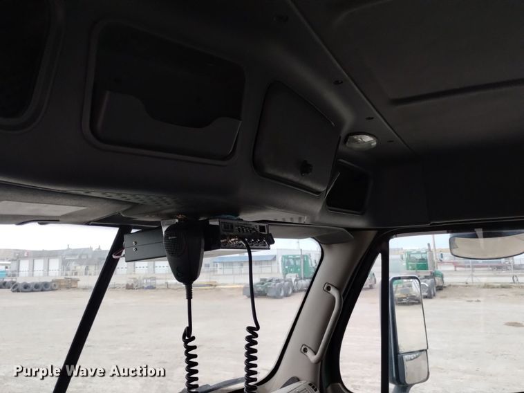 image for item DQ6058 2015 Freightliner Cascadia semi truck