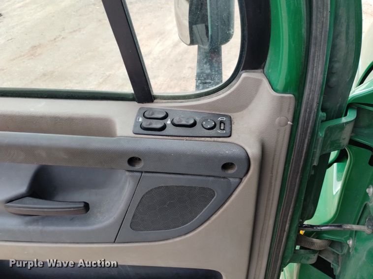 image for item DQ6058 2015 Freightliner Cascadia semi truck