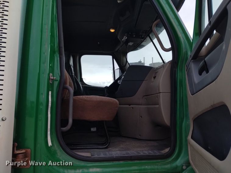 image for item DQ6058 2015 Freightliner Cascadia semi truck