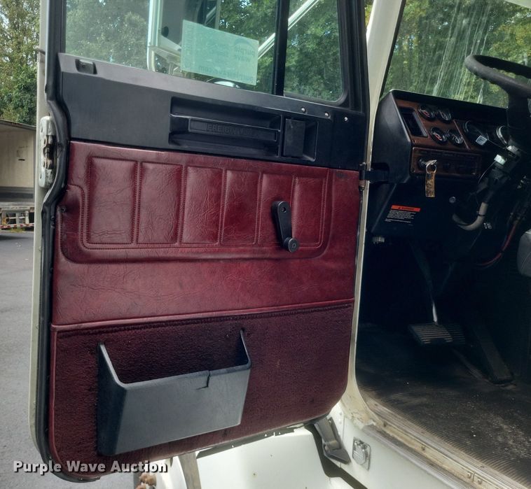 image for item DR4970 1999 Freightliner  FLD semi truck