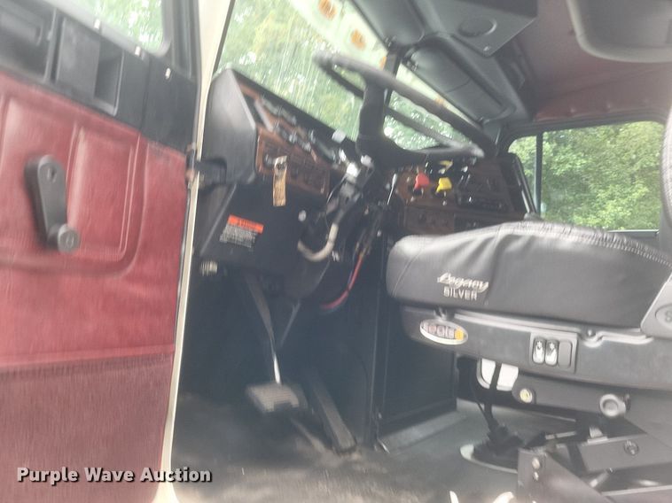 image for item DR4970 1999 Freightliner  FLD semi truck