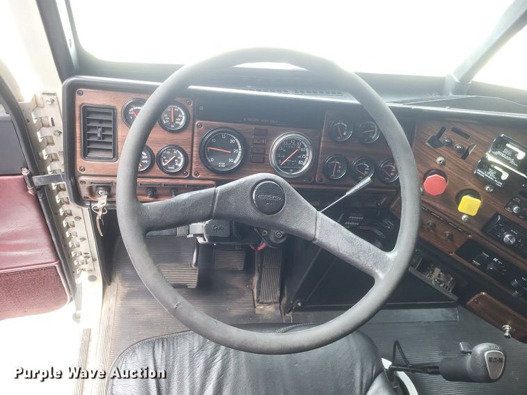 image for item DR4970 1999 Freightliner  FLD semi truck