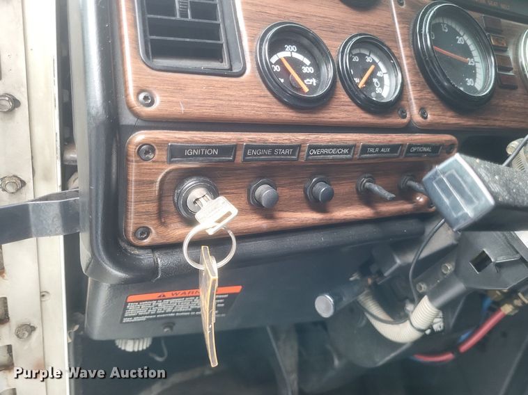 image for item DR4970 1999 Freightliner  FLD semi truck