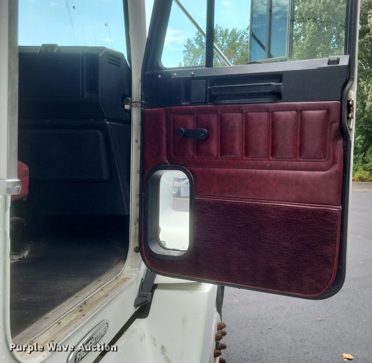 image for item DR4970 1999 Freightliner  FLD semi truck