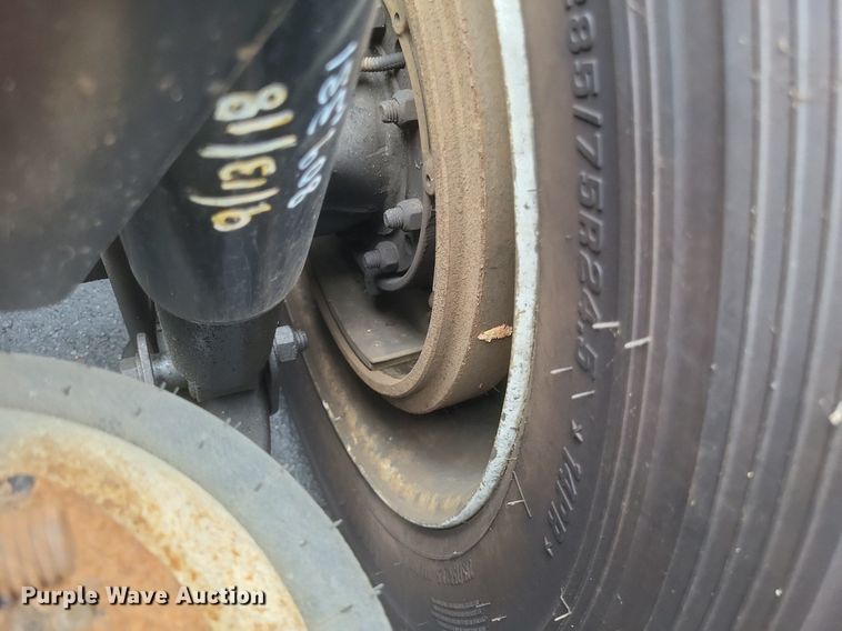 image for item DR4970 1999 Freightliner  FLD semi truck