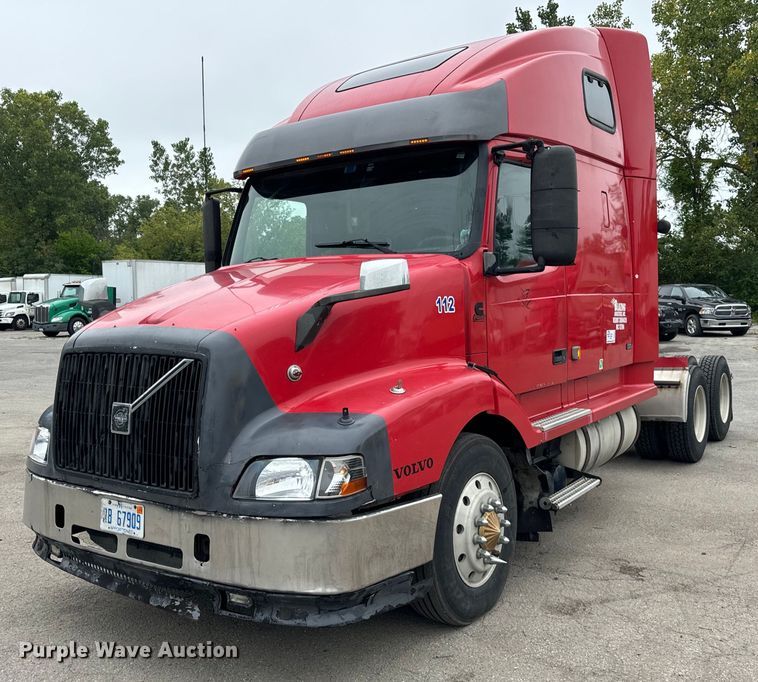 image for item DV5867 2000 Volvo VNL semi truck