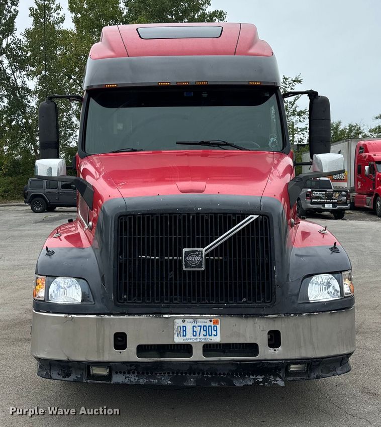 image for item DV5867 2000 Volvo VNL semi truck