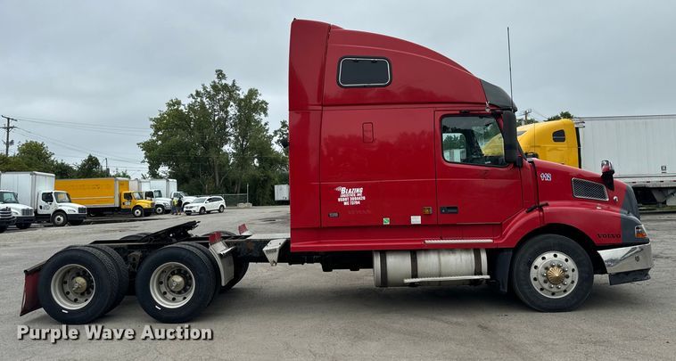 image for item DV5867 2000 Volvo VNL semi truck