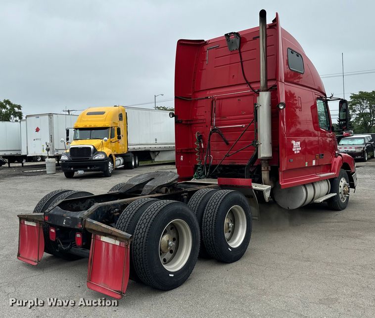 image for item DV5867 2000 Volvo VNL semi truck