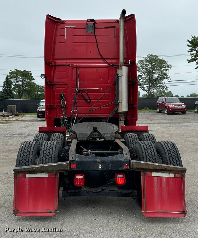 image for item DV5867 2000 Volvo VNL semi truck