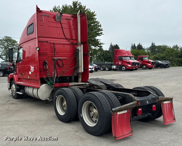 image for item DV5867 2000 Volvo VNL semi truck