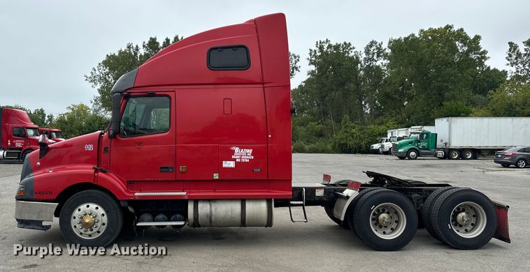 image for item DV5867 2000 Volvo VNL semi truck