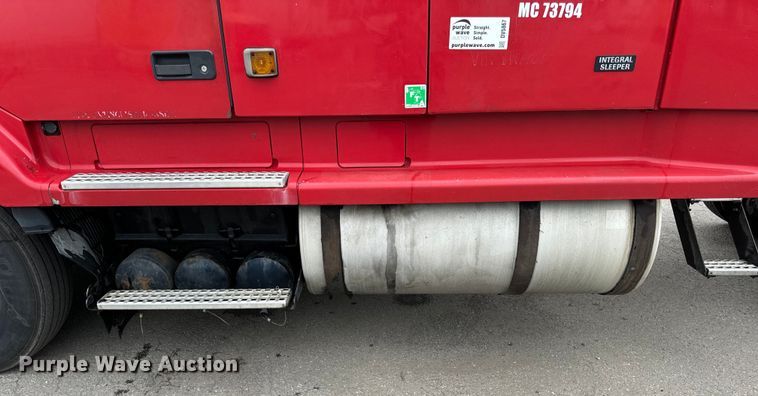 image for item DV5867 2000 Volvo VNL semi truck