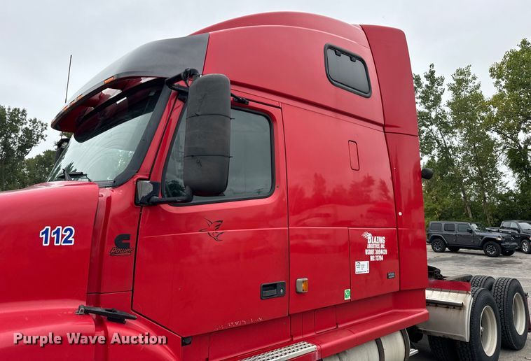 image for item DV5867 2000 Volvo VNL semi truck