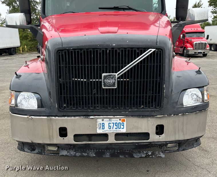 image for item DV5867 2000 Volvo VNL semi truck