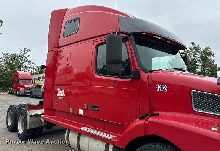 image for item DV5867 2000 Volvo VNL semi truck